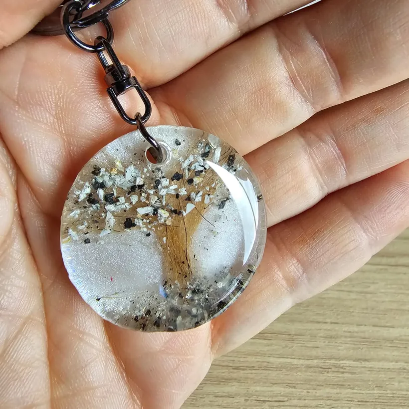 Chaveiro com árvore da vida feita com cinzas