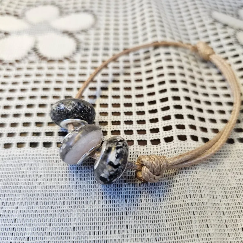 Pulseira com contas de resina e cinzas