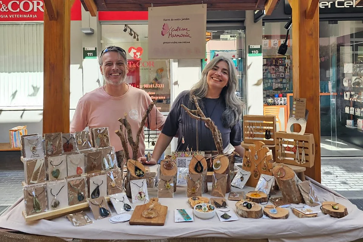 André e Simone na barraca da Cultivar Harmonia, com as joias expostas