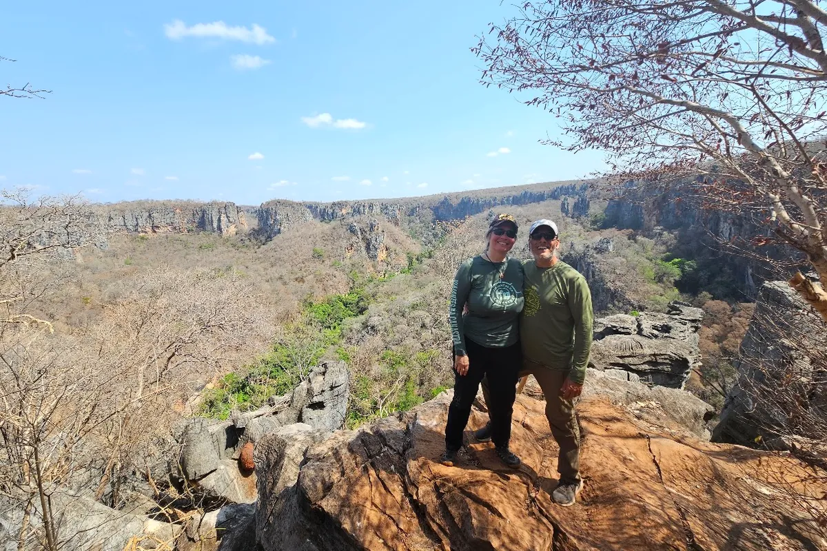 André e Simone na borda de um cânion