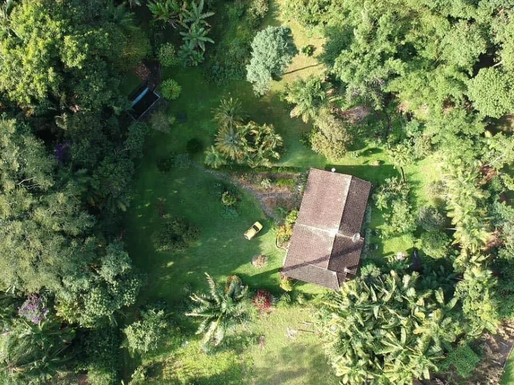 Vista aérea da casa e do jardim do Sítio Harmonia